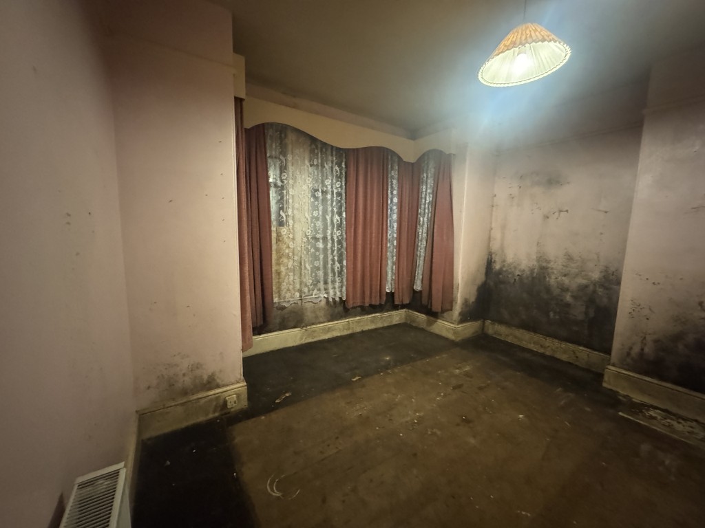 Lot: 40 - SEMI-DETACHED VICTORIAN HOUSE FOR IMPROVEMENT AND REPAIR - Bedroom two